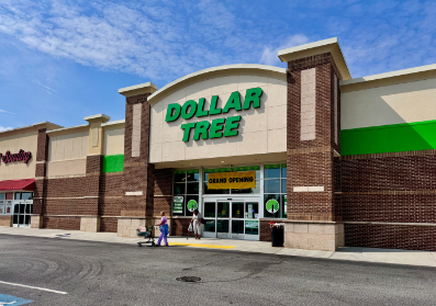 Dollar_Tree_discount_store_exterior_in_Greenville,_South_Carolina_02